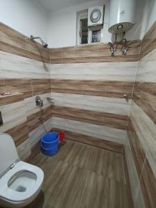 ein Badezimmer mit Toilette und Dusche in der Unterkunft Hotel Ardent in Ranchi + 7 Fotos