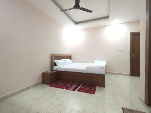 ein Schlafzimmer mit Bett und Deckenventilator in der Unterkunft Hotel Ardent in Ranchi