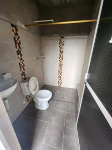 Koupelna v ubytování Apartamento Acogedor - San Luis, Ant - Shelter La Perla Hostal