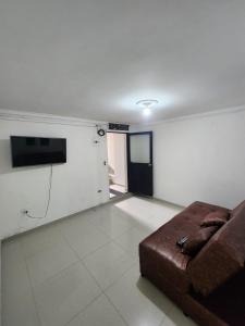 TV a/nebo společenská místnost v ubytování Apartamento Acogedor - San Luis, Ant - Shelter La Perla Hostal