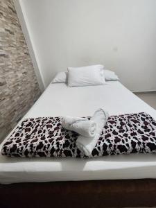 Postel nebo postele na pokoji v ubytování Apartamento Acogedor - San Luis, Ant - Shelter La Perla Hostal