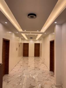 努瓦迪布royal cm的建筑的走廊,铺有瓷砖地板