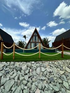 una casa con un'amaca di fronte a un cortile acciottolato di LIMMAT Chalés a Hora