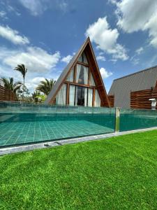 una casa con piscina nell'erba di LIMMAT Chalés a Hora