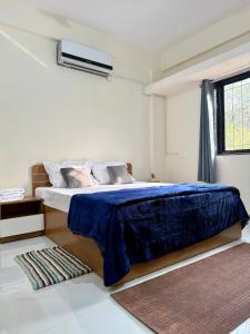 Ένα ή περισσότερα κρεβάτια σε δωμάτιο στο The Calm Courtyard- Pune