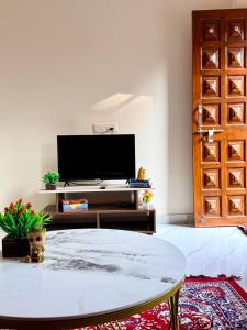 Μια τηλεόραση ή/και κέντρο ψυχαγωγίας στο The Calm Courtyard- Pune +12 φωτογραφίες