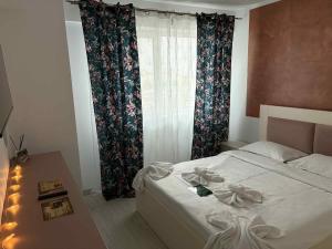 Ένα ή περισσότερα κρεβάτια σε δωμάτιο στο Oltenia Studio Decebal Residence 2 Craiova