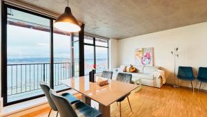 ein Wohnzimmer mit Tisch, Stühlen und Sofa in der Unterkunft Ocean and Mountain View Home - Downtown Vancouver in Vancouver