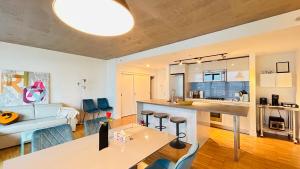 ein Wohnzimmer und eine Küche mit einem Tisch und Stühlen in der Unterkunft Ocean and Mountain View Home - Downtown Vancouver in Vancouver