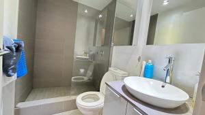 ein Badezimmer mit Waschbecken, Toilette und Dusche in der Unterkunft Ocean and Mountain View Home - Downtown Vancouver in Vancouver + 28 Fotos