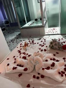 a bathroom with spilled blood on the floor with roses at Hotel Lumiar in Lumiar