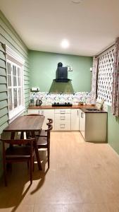 Η κουζίνα ή μικρή κουζίνα στο Deliana's Homestay