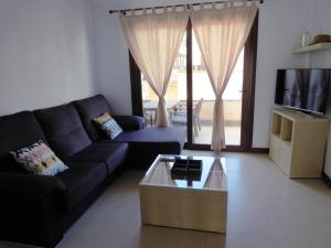 a living room with a couch and a coffee table at Vila do Maio in Puerto Calero