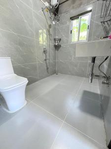 Ένα μπάνιο στο Deliana's Homestay