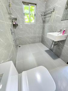 Ένα μπάνιο στο Deliana's Homestay +4 φωτογραφίες