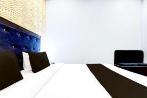 En eller flere senge i et værelse på Hotel O S B Guest house