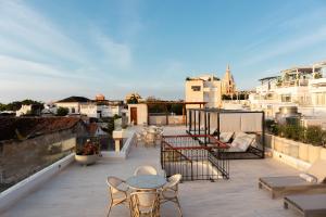 een patio met tafels en stoelen op een dak bij Hotel Palacio del Agua by Faranda Boutique in Cartagena +67 foto's