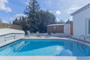 Πισίνα στο ή κοντά στο Le Patio Bleu - Swimming pool and close to the village of Camoins