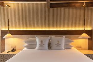 twee witte kussens bovenop een bed bij Hotel Palacio del Agua by Faranda Boutique in Cartagena