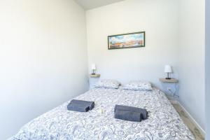 Ένα ή περισσότερα κρεβάτια σε δωμάτιο στο Le Patio Bleu - Swimming pool and close to the village of Camoins