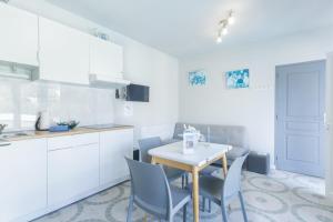 Η κουζίνα ή μικρή κουζίνα στο Le Patio Bleu - Swimming pool and close to the village of Camoins +8 φωτογραφίες