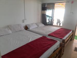 due letti in una stanza con una finestra di Gokarna Beach Near Homestay a Gokarna