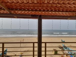 una vista sulla spiaggia da una casa sulla spiaggia di Gokarna Beach Near Homestay a Gokarna