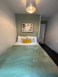 Stylish Private Rooms في بيرجس هيل: غرفة نوم بسرير كبير مع مخدات صفراء +19 صورة