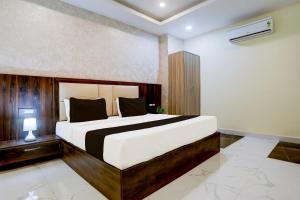 Una cama o camas en una habitación de Hotel O The Skies