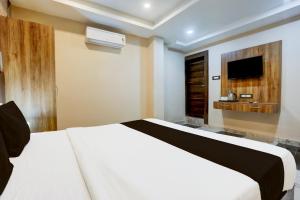 Una cama o camas en una habitación de Hotel O The Skies