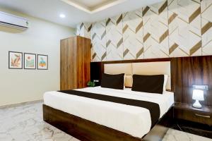 Una cama o camas en una habitación de Hotel O The Skies