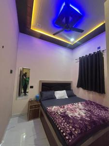 En eller flere senge i et værelse på Shri Ladli ji homestay