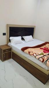 En eller flere senge i et værelse på Shri Ladli ji homestay + 5 billeder