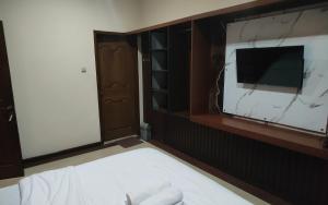TV a/nebo společenská místnost v ubytování Omah Tirtodipuran