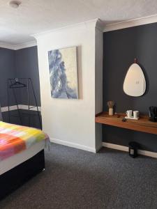 Stylish Private Rooms في بيرجس هيل: غرفة نوم بها سرير وطاولة مع مرآة