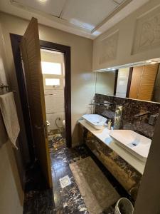 Koupelna v ubytování Apartment attached to huge villa include access to villa also