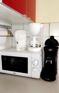 Una cocina o kitchenette en Refuge du Renard au Bord du Lac