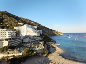 una vista aerea di un resort su una spiaggia di Mondrian Ibiza a Cala Llonga