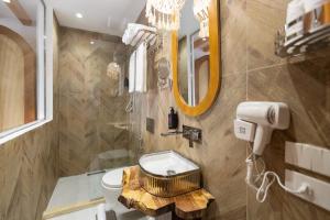 een badkamer met een toilet en een spiegel bij Pyramids Vision Hotel in Caïro +104 foto's