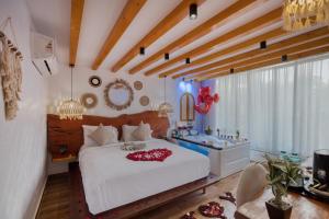 een slaapkamer met een groot bed en een bad bij Pyramids Vision Hotel in Caïro