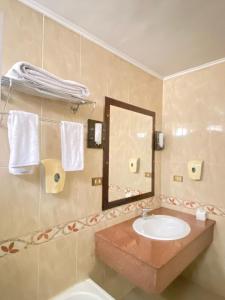 un baño con lavabo y espejo en Philae Hotel Aswan, en Asuán 80 fotos más