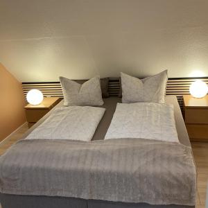 En eller flere senge i et værelse på Ferienwohnung Waldhöhe -sonniger Balkon-Boxspringbett-Ladestation E-Auto