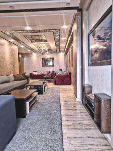 Casablanca House hassan2 في الدار البيضاء: غرفة معيشة مع أريكة وطاولة