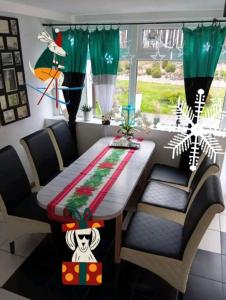 un tavolo da pranzo con decorazioni natalizie di Domek Agroturystyczny Doris a Stężyca