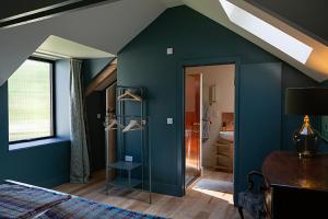 ein Schlafzimmer mit einer grünen Wand und einer Glastür in der Unterkunft Coombe Farm Goodleigh - The Stables in Goodleigh + 8 Fotos