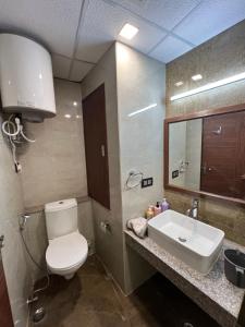 een badkamer met toilet en wastafel bij luxury stay in Dehradun