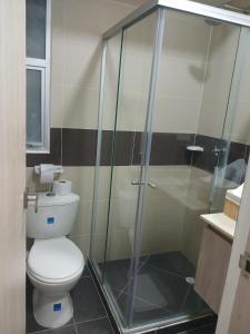 Jardin imperial, habitaciones para tu disfrute y descanso en apto familiar في كارتاهينا دي اندياس: حمام مع مرحاض ودش زجاجي