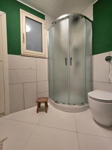 un bagno con doccia e WC di Tofus antiqua a Trapani