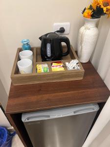 Příslušenství pro přípravu čaje a kávy v ubytování Karma Pyramids View Hotel