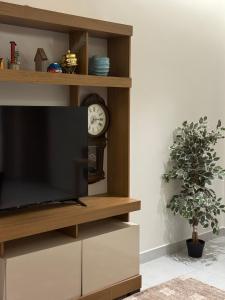 TV a/nebo společenská místnost v ubytování Abu Rakan Apartment